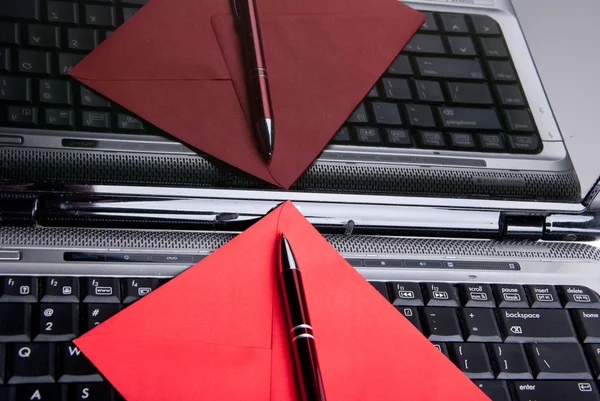 Клавіатура, ручка і конверт . Ліцензійні Стокові Фото