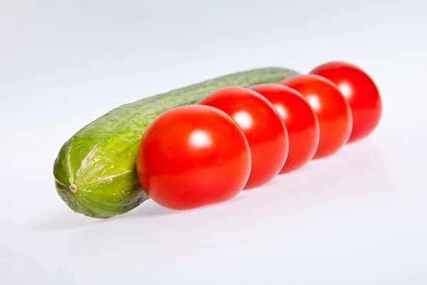 Pomidory i ogórek. — Zdjęcie stockowe