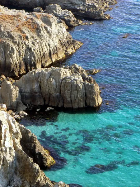 Каменный берег Черного моря (Крым) ) — стоковое фото