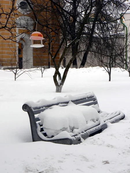 Śniegu objętych ławce — Zdjęcie stockowe