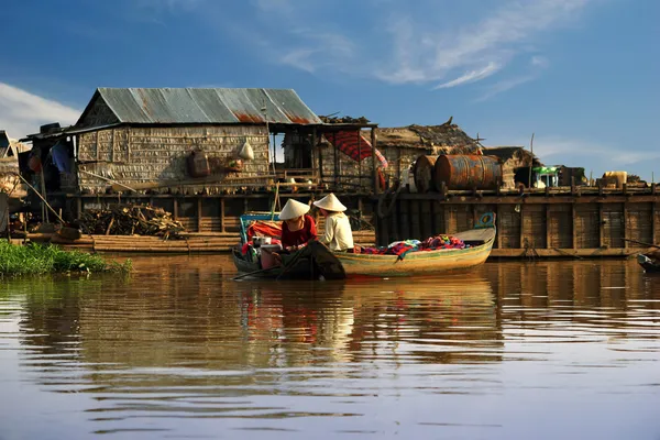 Mujeres camboyanas navegan en un barco — Foto de Stock