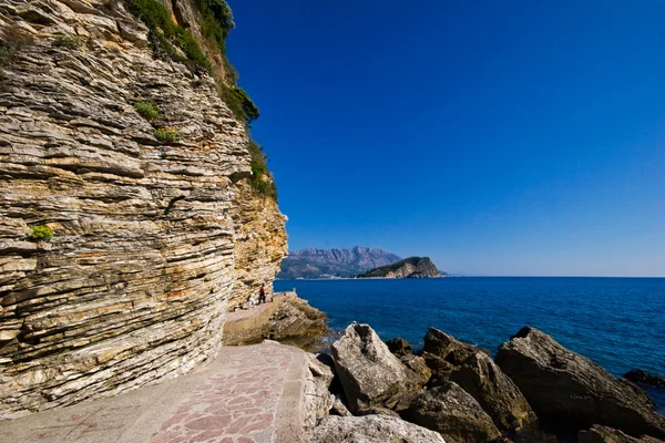 Adriatische rotsen op de achtergrond van een blauwe hemel — Stockfoto