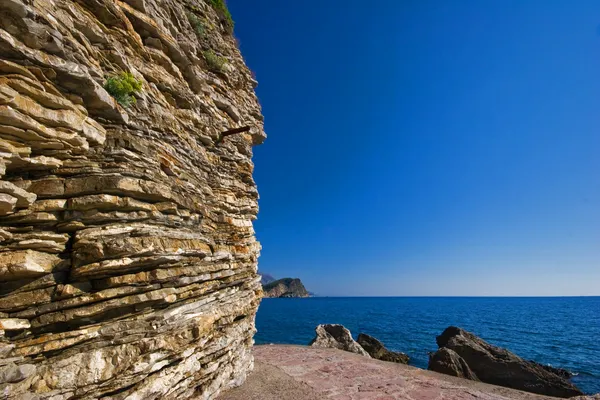 Adriatiska stenar på en blå himmel bakgrund — Stockfoto