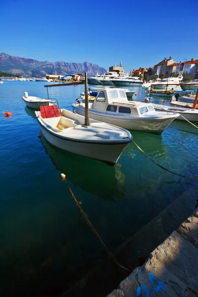 Пирс с красивыми лодками — стоковое фото