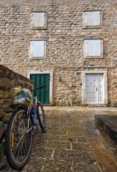 Bisiklet yakınındaki eski taş ev — Stok fotoğraf