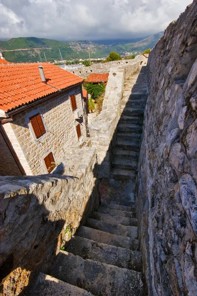 Budva'nın tarihi kent çevresinde yol — Stok fotoğraf
