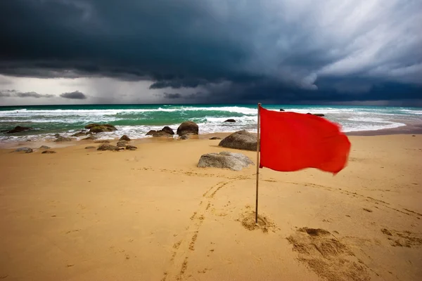 Röd varning flagga — Stockfoto