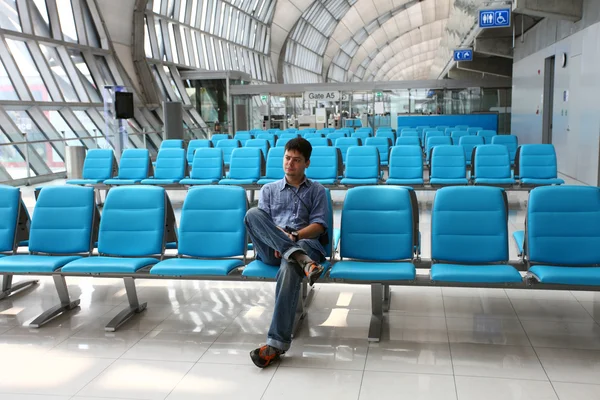 Человек в аэропорту — стоковое фото