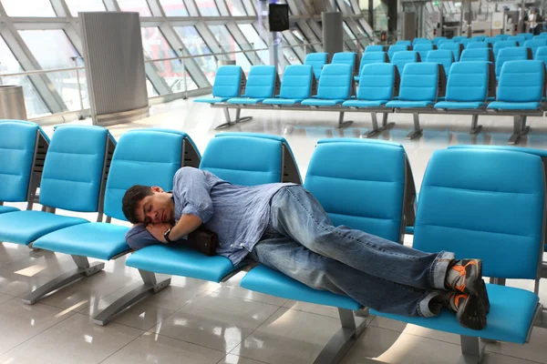 Adam havaalanında uyuya — Stok fotoğraf