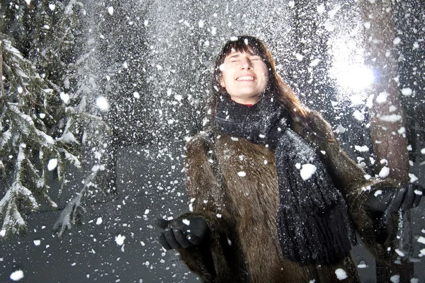 Kvinna i snö — Stockfoto