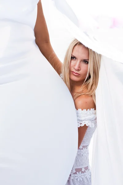 Mulher com pano branco — Fotografia de Stock