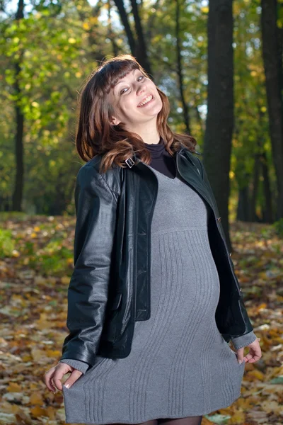 秋の公園で妊娠中の女性 — ストック写真