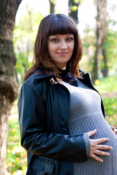 Kobiety w ciąży w parku jesień — Zdjęcie stockowe