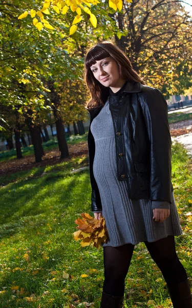 秋の公園で妊娠中の女性 — ストック写真