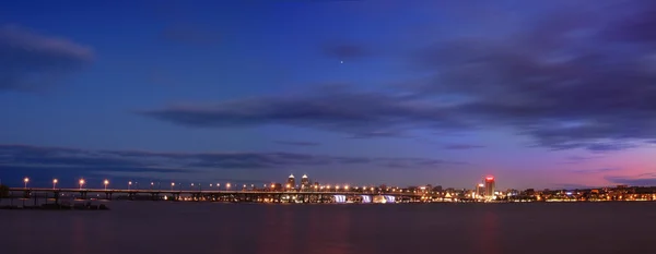 Panorama noturno de Dnepropetrovsk Fotos De Bancos De Imagens Sem Royalties