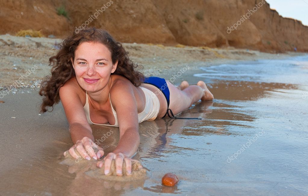 Голая кудрявая девушка на пляже (56 фото)