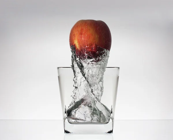 水とガラスのリンゴ — ストック写真