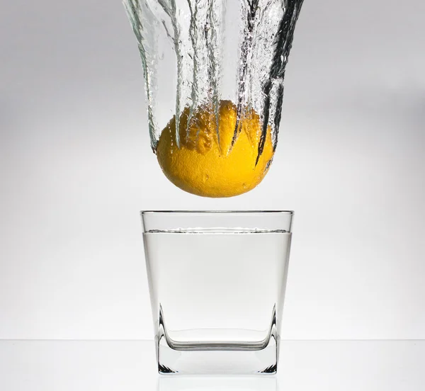 Lemon in glas with water — Stock Photo, Image