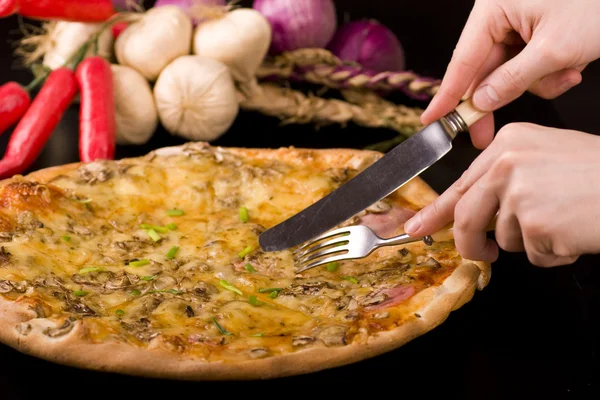 Comer piza — Fotografia de Stock