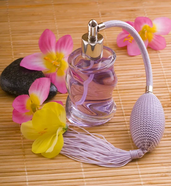 Flower and glass perfume bottle — Stock Photo, Image