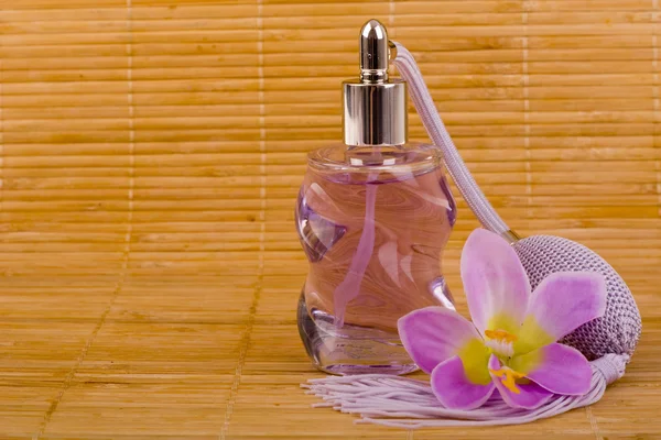 Bloem en glas parfumfles — Stockfoto