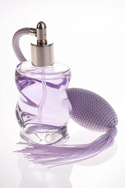 Parfümflasche aus lila Glas — Stockfoto