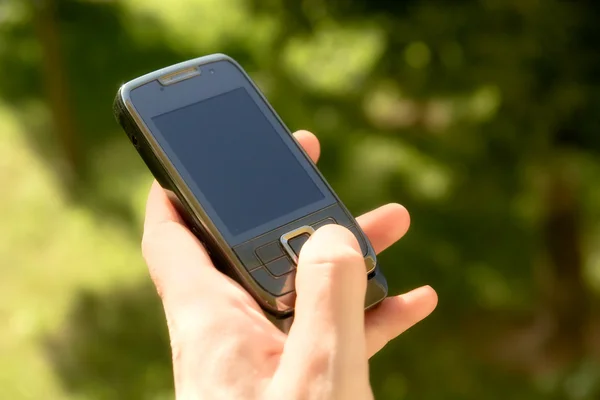 Мобильный телефон в руке — стоковое фото