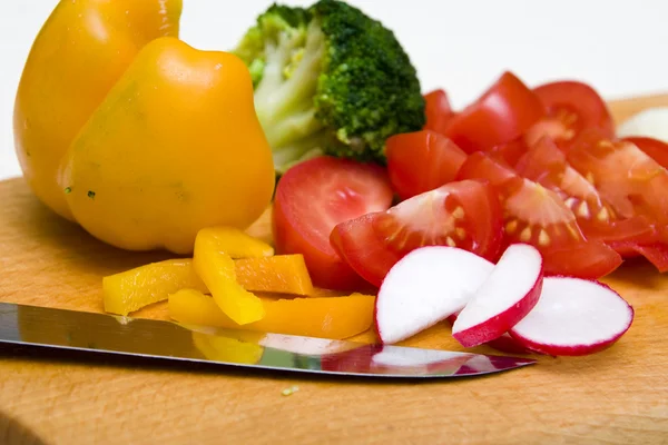 Овощи и нож — стоковое фото
