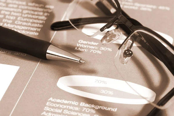 钢笔和眼镜的股票图表. — 图库照片