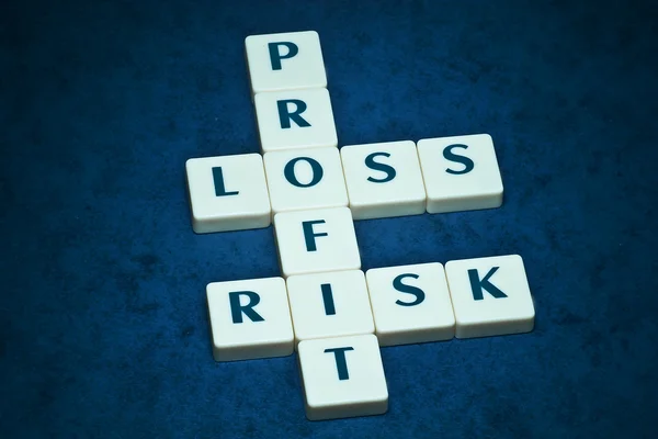 Profit, perda e risco palavras cruzadas — Fotografia de Stock