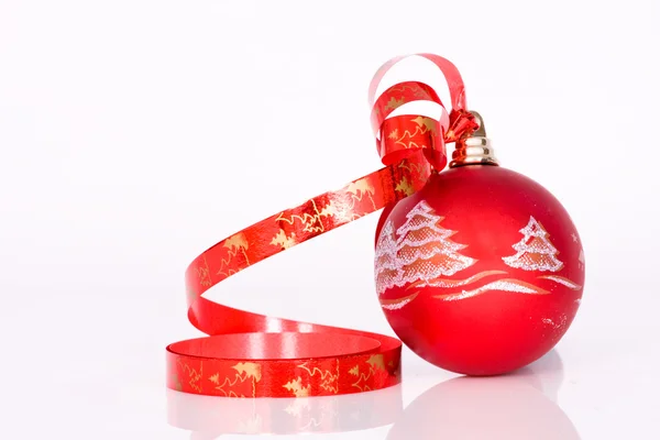 Красный шар - рождественское украшение — стоковое фото