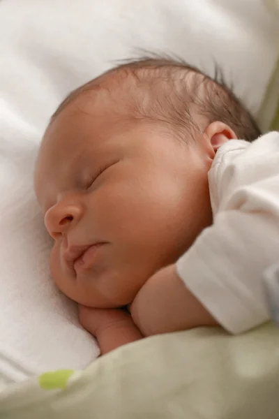 Dulce bebé durmiendo Fotos de stock libres de derechos