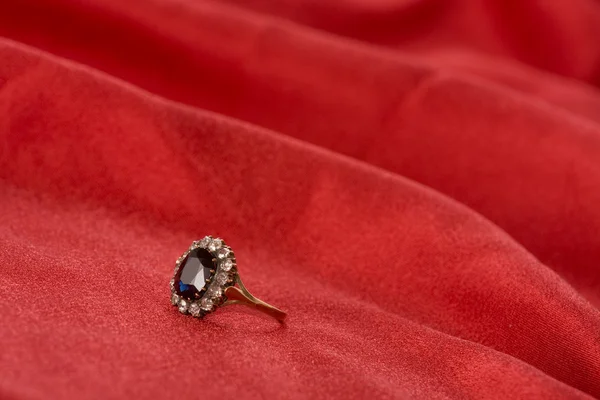 Guld ring med briljanter — Stockfoto
