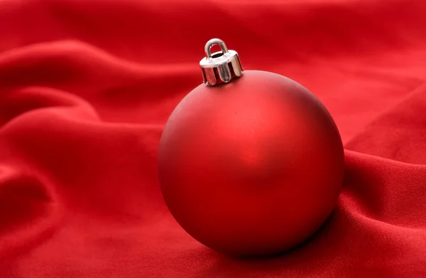 Rode bal - decoratie van Kerstmis — Stockfoto