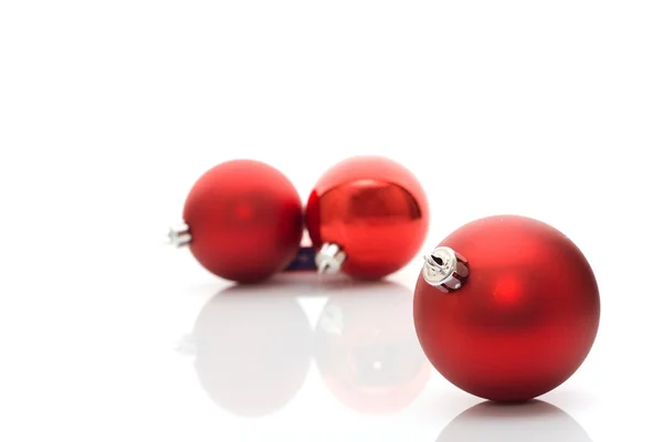 Czerwona piłka - świąteczne dekoracje — Zdjęcie stockowe