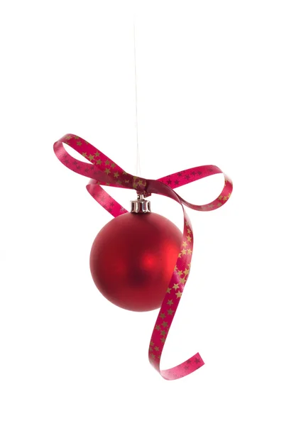 Czerwona piłka - świąteczne dekoracje — Zdjęcie stockowe