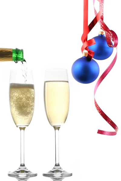 Bicchiere di champagne e decorazione natalizia — Foto Stock