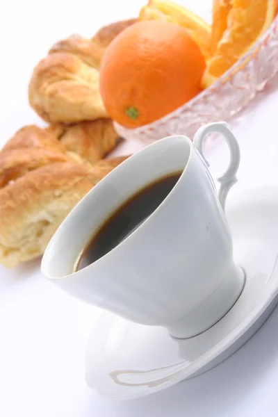 Круассан, чашку кофе — стоковое фото