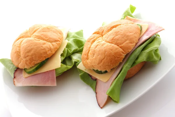 Sandwiches with ham and vegetables — Stock Photo, Image