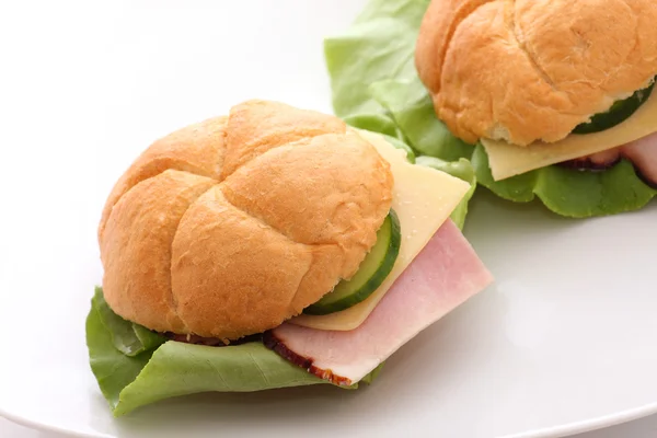 Бутерброди з шинкою та овочами — стокове фото