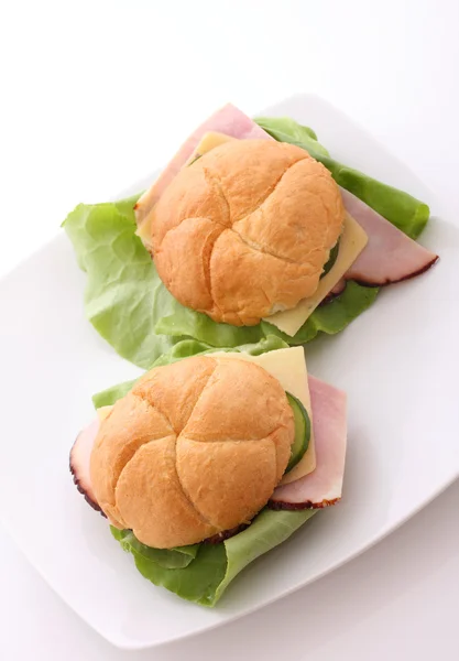 Smörgåsar med skinka och grönsaker — Stockfoto