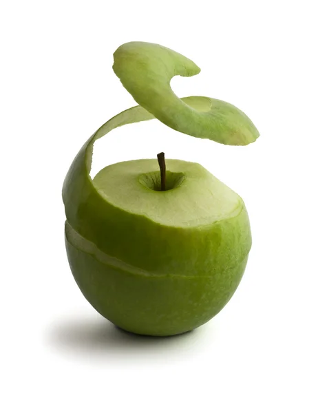 緑の皮をむいたリンゴ — ストック写真