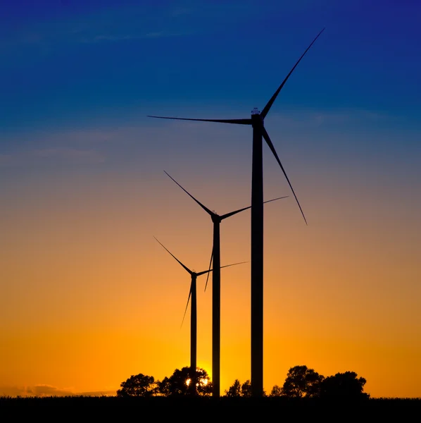 Rüzgar türbinleri silhouettes — Stok fotoğraf