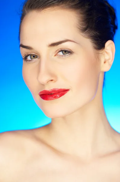 Rote Lippen auf blauem Grund — Stockfoto