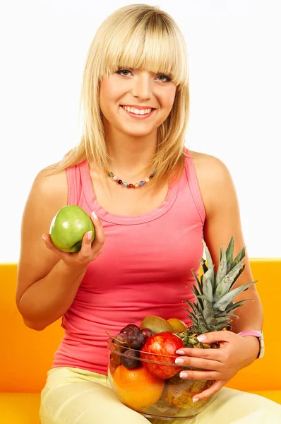 Boldog nő gyümölccsel — Stock Fotó