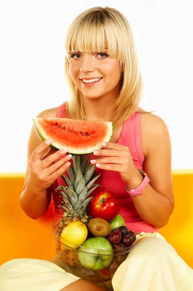 과일로 행복 한 여자 — 스톡 사진