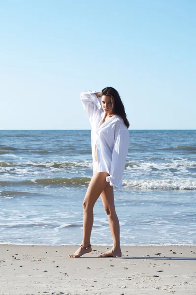 海辺で美しい女性 — ストック写真