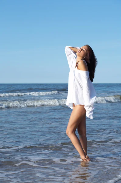Sahil güzel kadın — Stockfoto