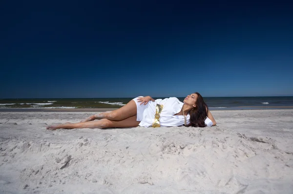 Sahil güzel kadın — Stok fotoğraf