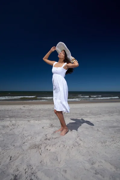海辺で美しい女性 — ストック写真